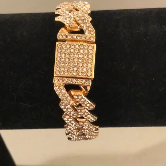 Elegant Gold Bracelet with Crystal Accents - Picture 10 of 10